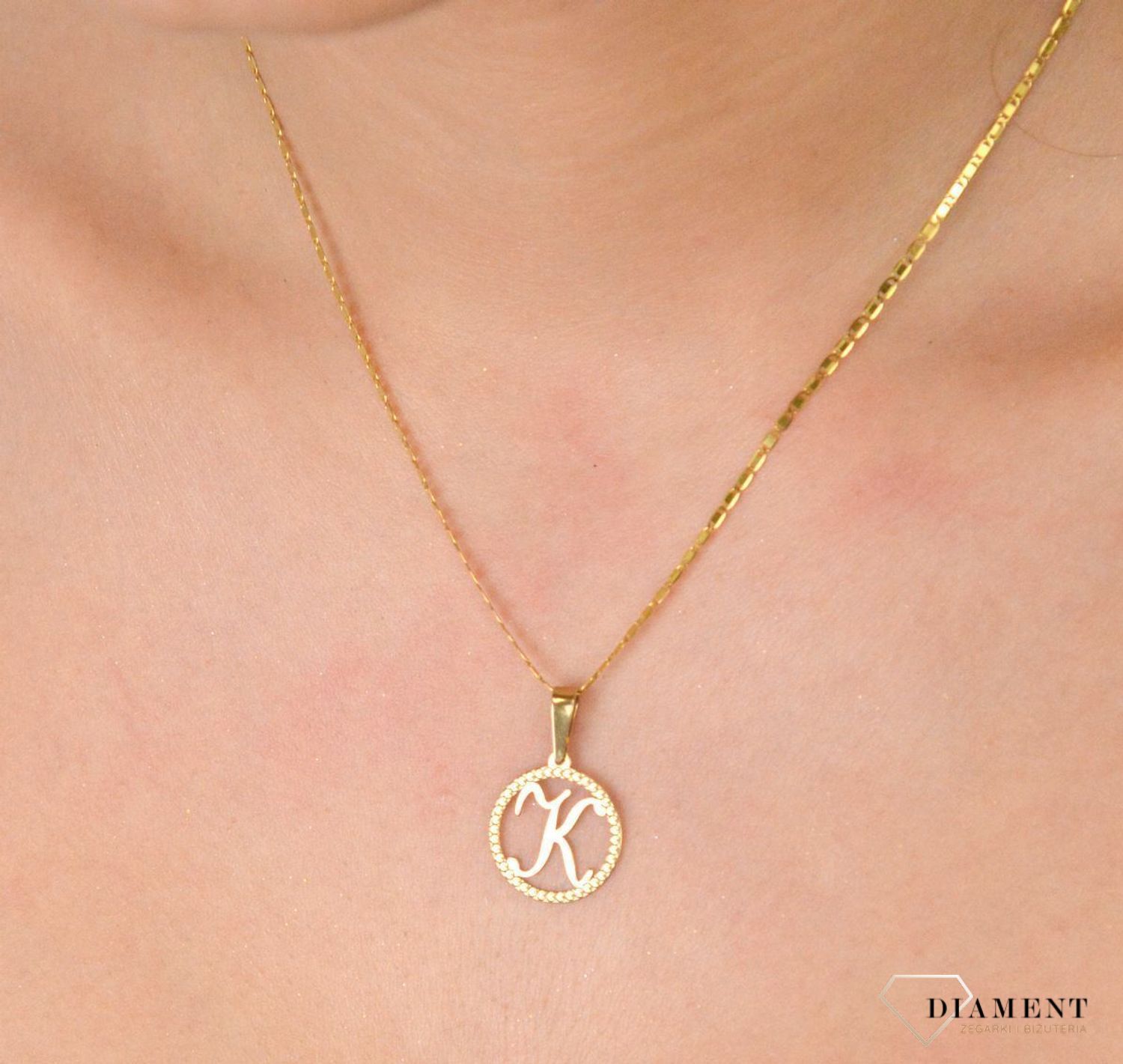 Zawieszka złota literka K próba 585, ZA 5631K 585 Jedyna w swoim rodzaju złota zawieszka z literką K. Wisiorek został wykonany z najwyższej jakości złota próby 585. Modny wzór zawieszki będzie 1.jpg